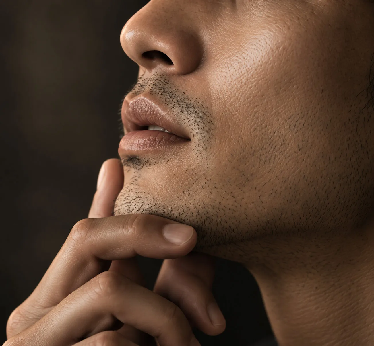 ヒゲの濃さを確認する男性